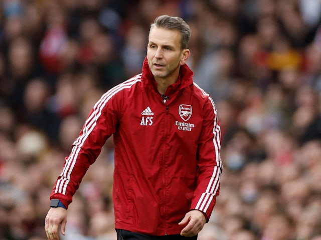 Arsenal-assistent-manager Albert Stuivenberg afgebeeld in januari 2022