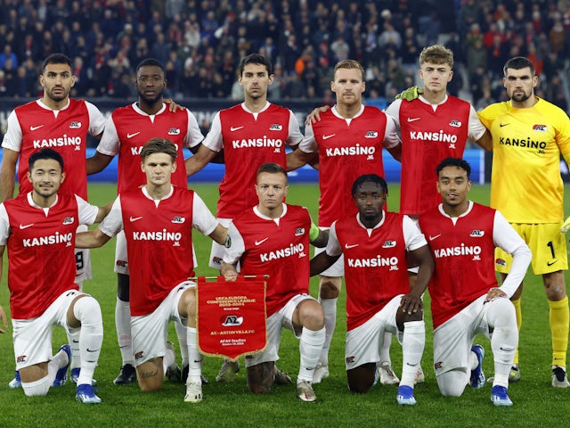 Spelers van AZ Alkmaar poseren voor een teamgroepsfoto vóór de wedstrijd op 26 oktober 2023