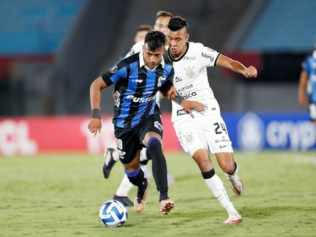 Liverpool (Montevideo) vleugelspeler Luciano Rodriguez in actie met Corinthians' Victor Cantillo op 6 april 2023